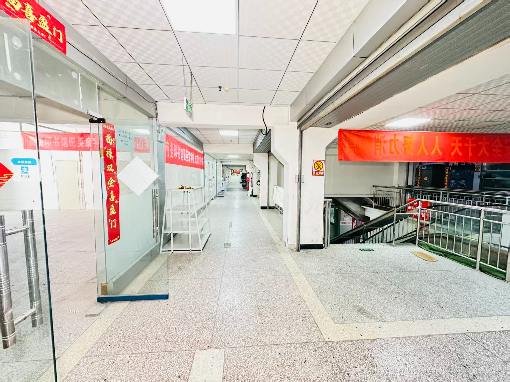 解放北街引入人工智能技术应用场景，推动AI与商业、零售、电商、企业服务等领域融合发展。