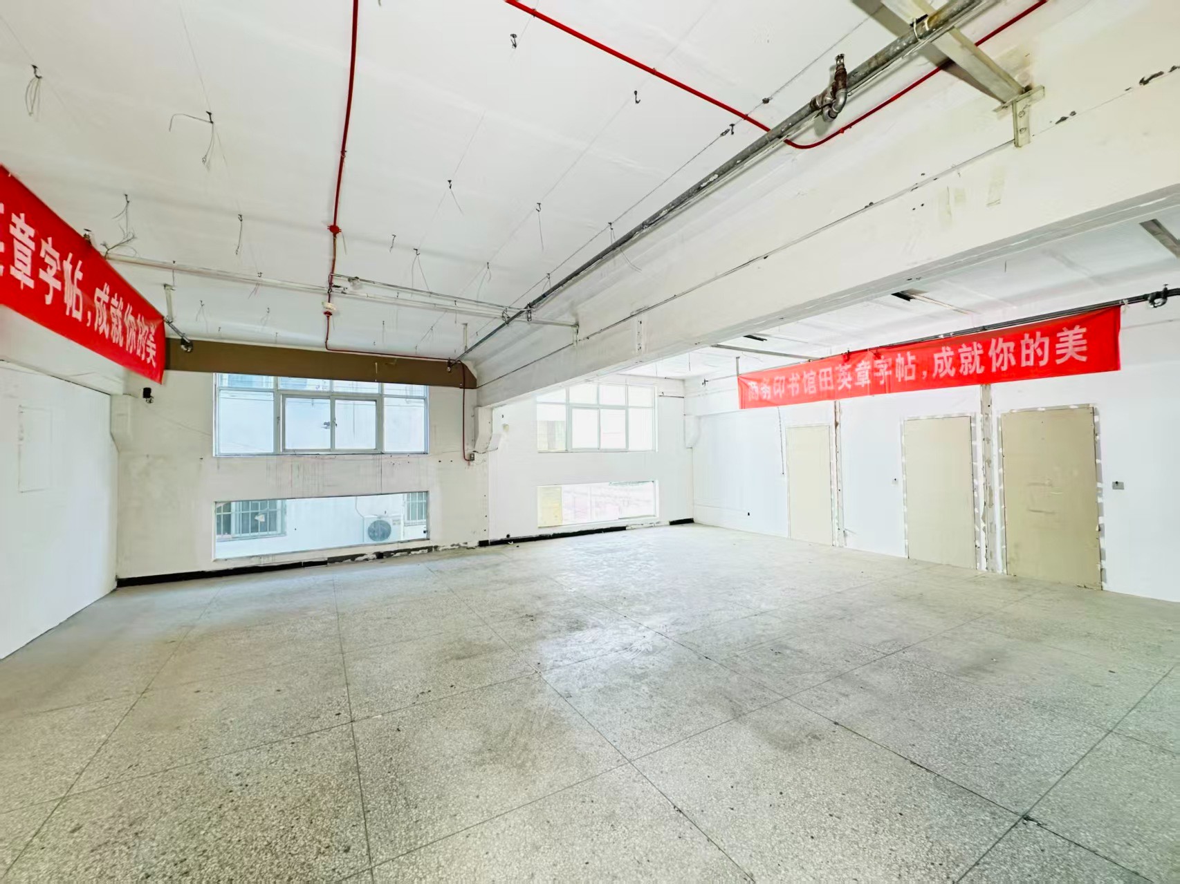 解放北街重点吸引人工智能应用、数字经济、电商直播、智能制造服务、软件开发、科技创新企业及创业团队入驻